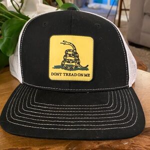 Don't Tread On Me yellow Flag Soniflex Snapback Trucker Hat Black White NWT